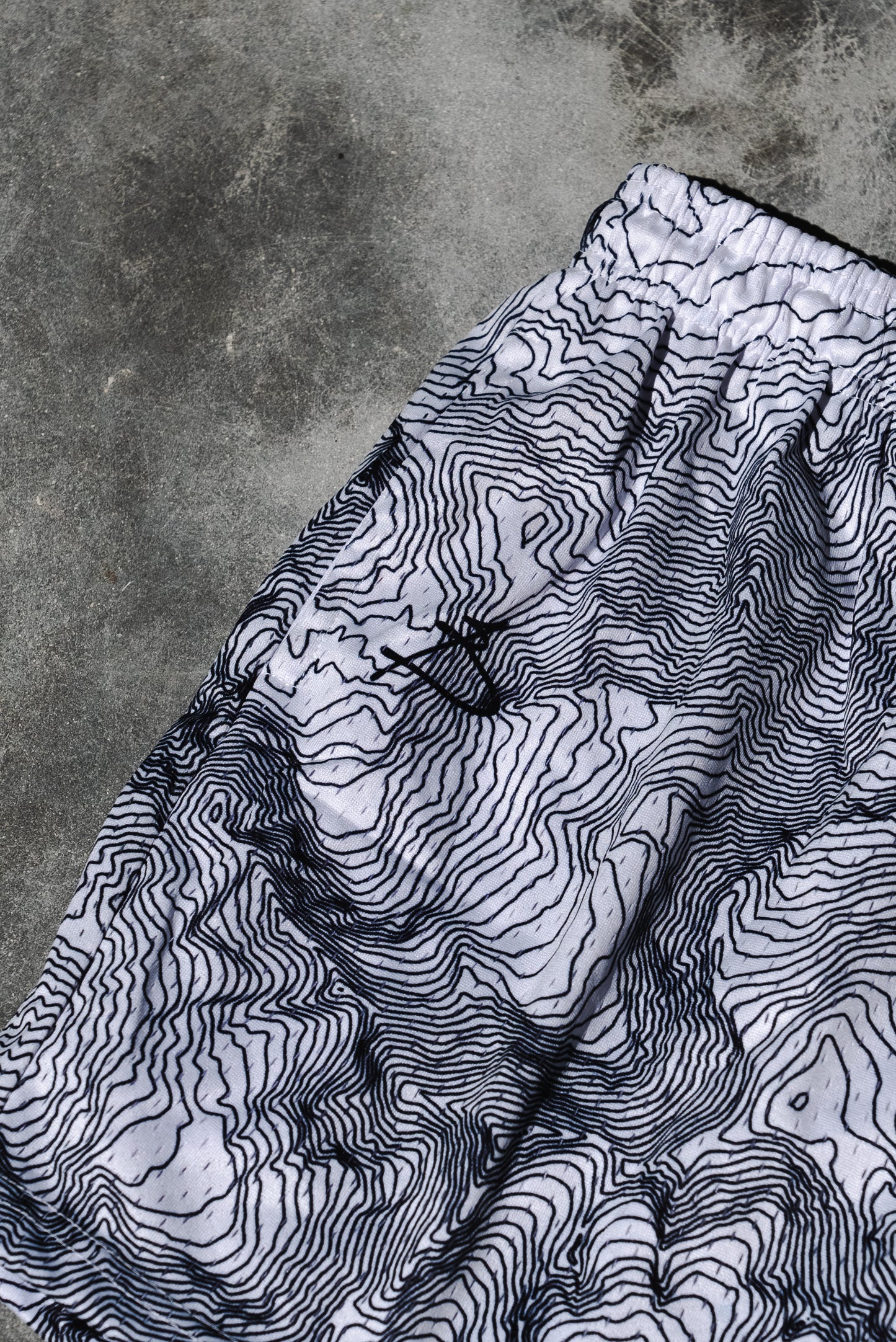 WHITE TOPOGRAPHY SHORT
